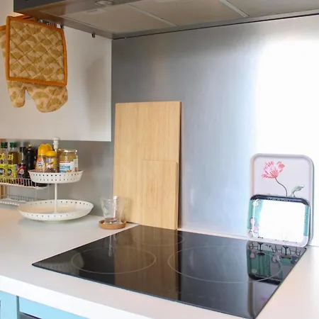 Bright And Quiet 25 M Apartment