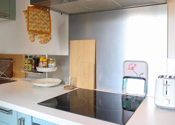 Bright And Quiet 25 M Apartment